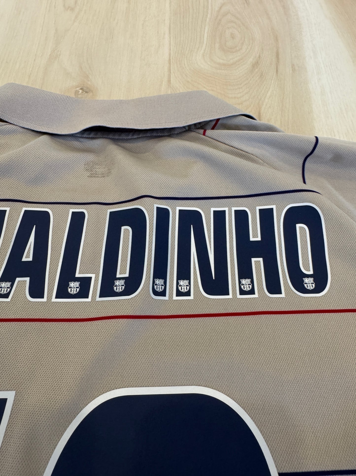 Barcelona 2003 Ronaldinho #10 Away Shirt - L