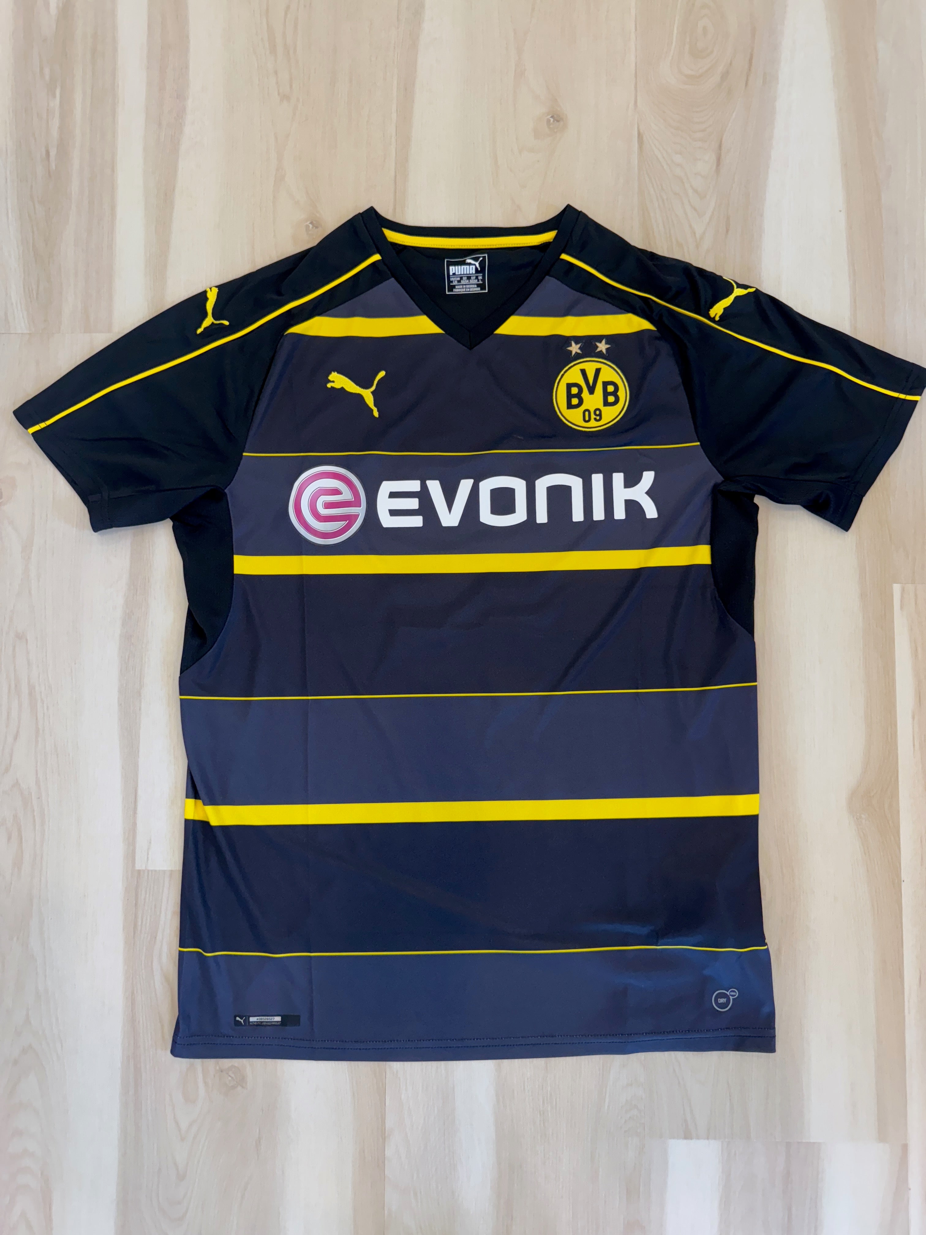 Dortmund 2016/17 Pierre-Emerick Aubameyang #17 Away Shirt | Retro Screamers