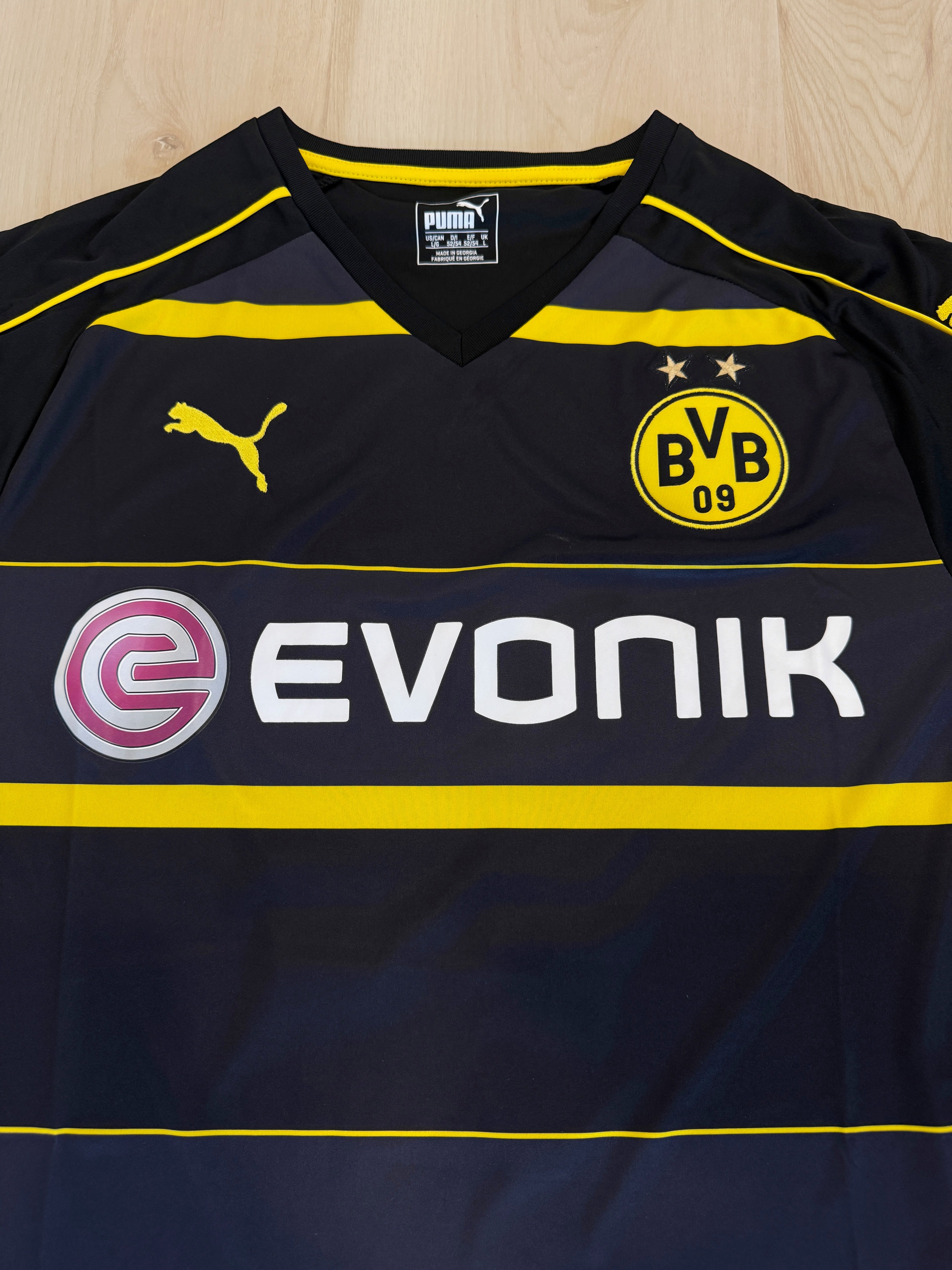 Dortmund 2016/17 Pierre-Emerick Aubameyang #17 Away Shirt | Retro Screamers