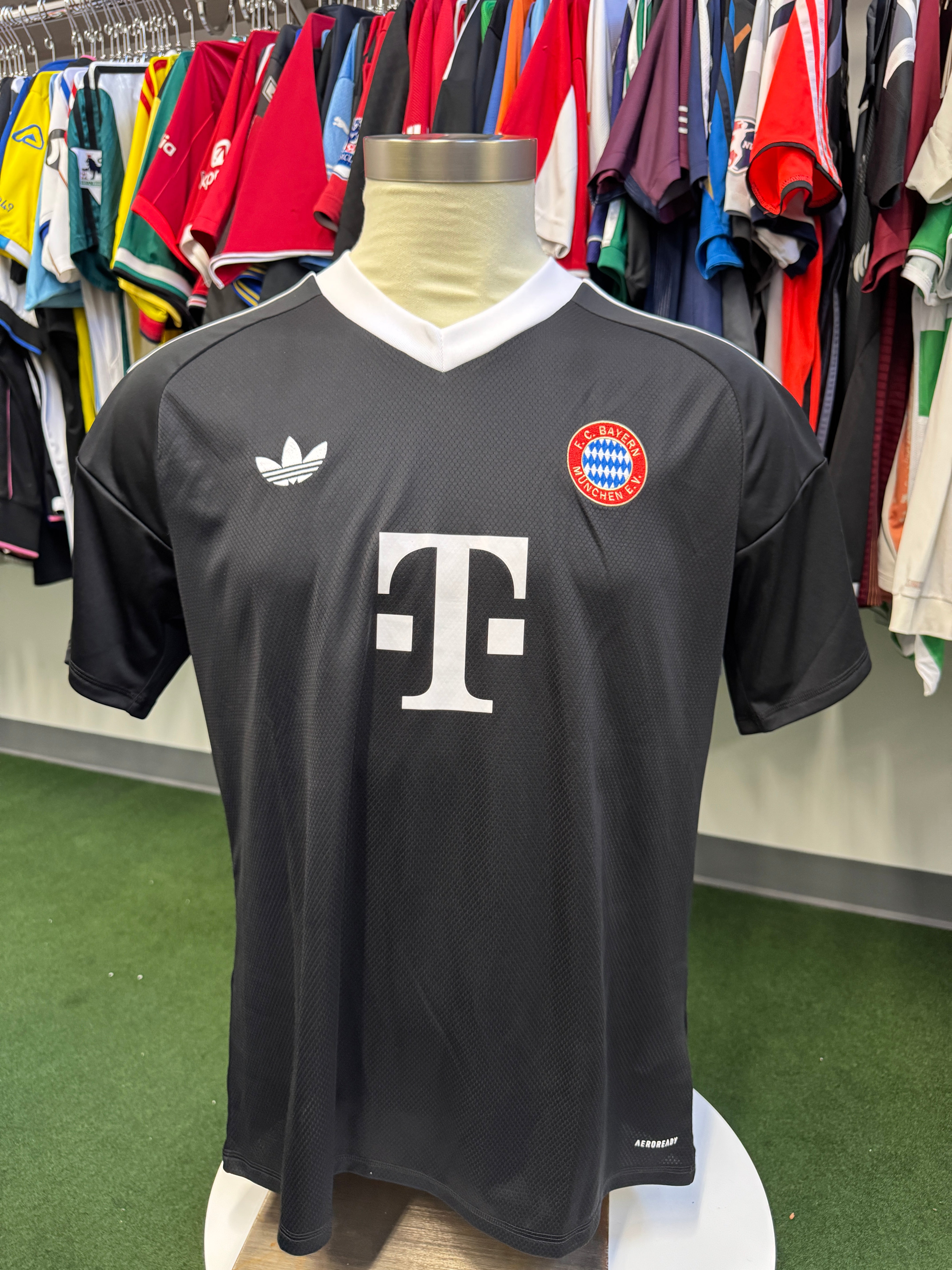 Bayern Munich 2024/25 Goalkeeper | Retro Screamers