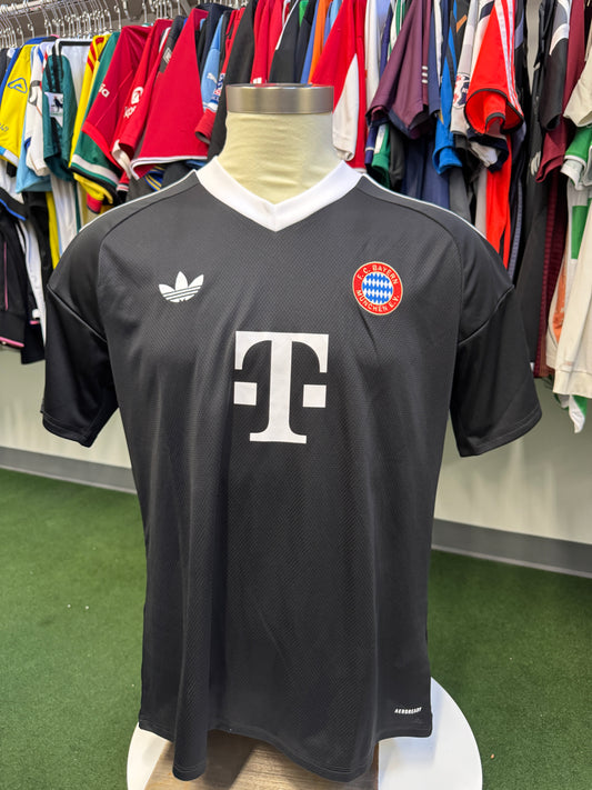 Bayern Munich 2024/25 Goalkeeper | Retro Screamers