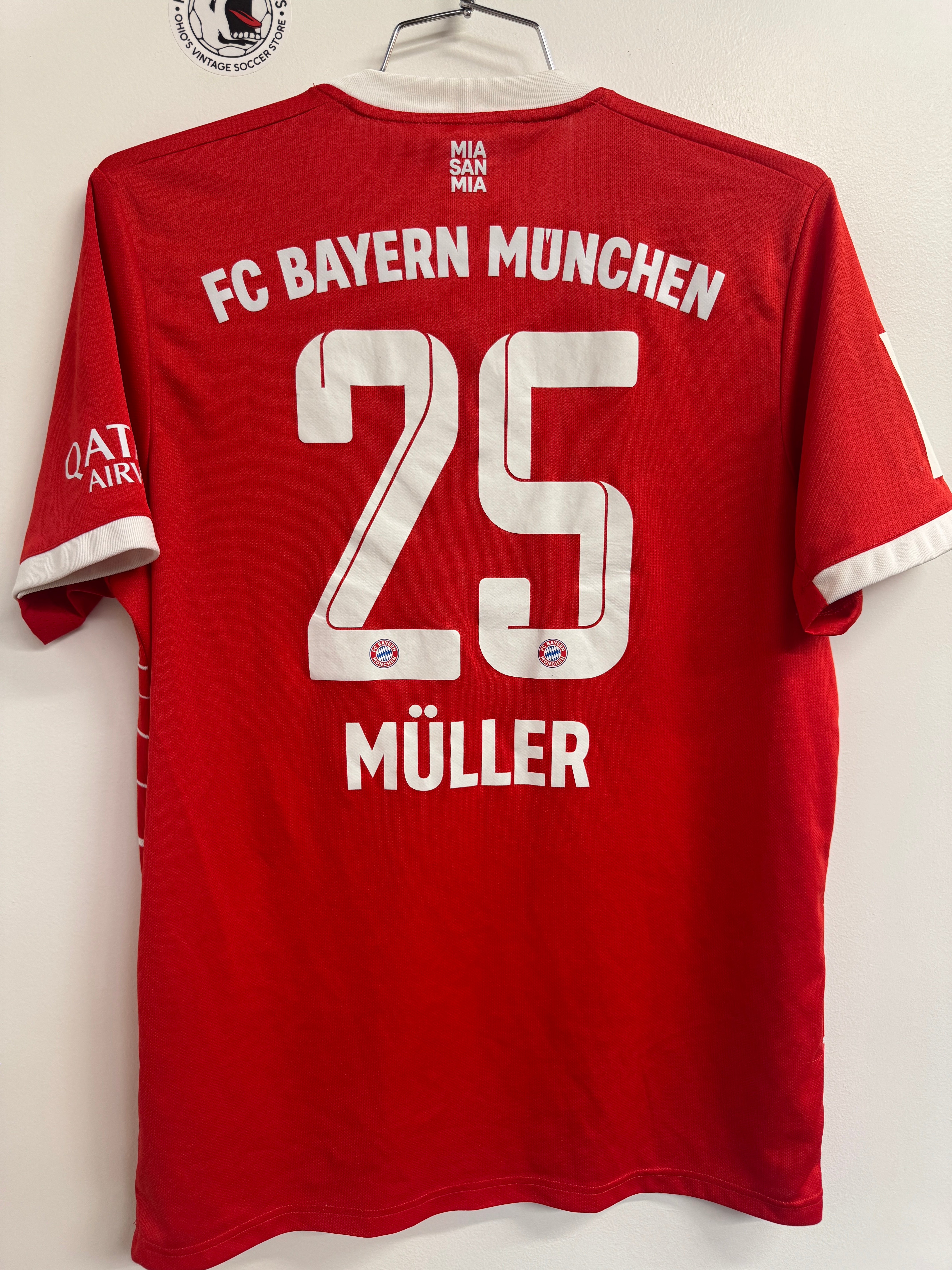 Bayern Munich 2022 Muller #25 w/ Patches Home Shirt - L