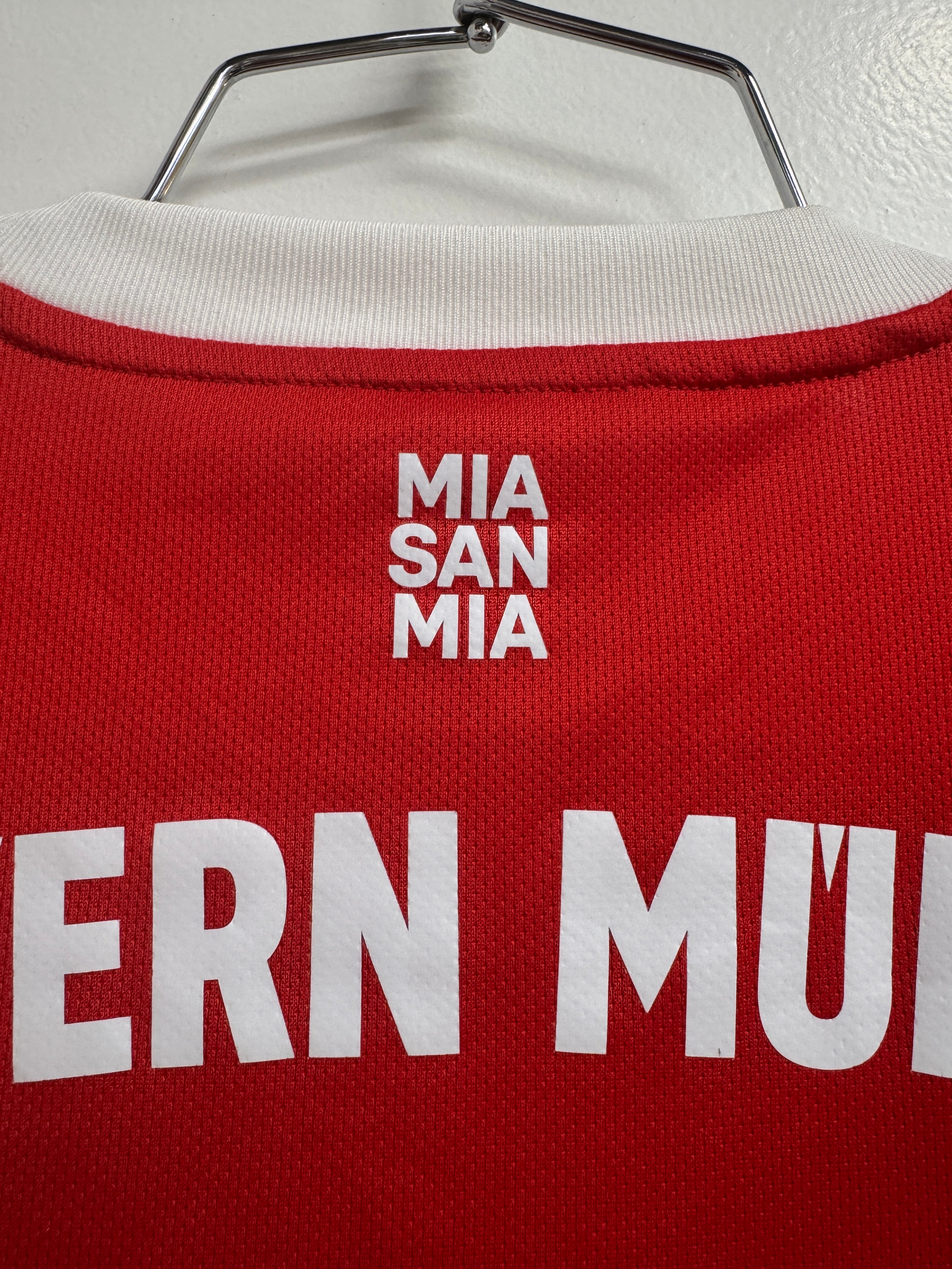 Bayern Munich 2022 Muller #25 w/ Patches Home Shirt - L