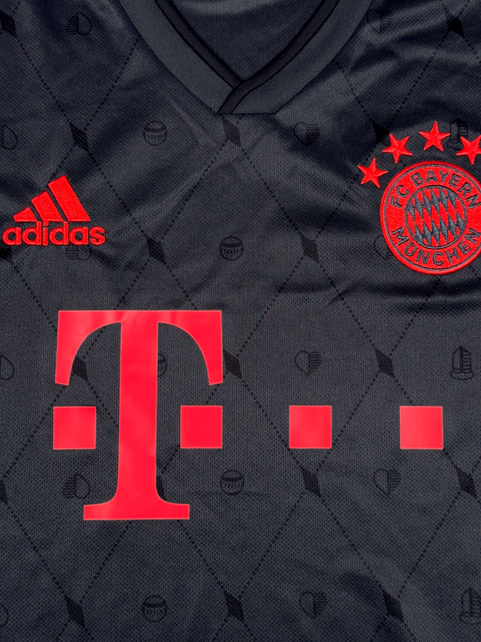 Bayern Munich 2022/23 Third Shirt - L