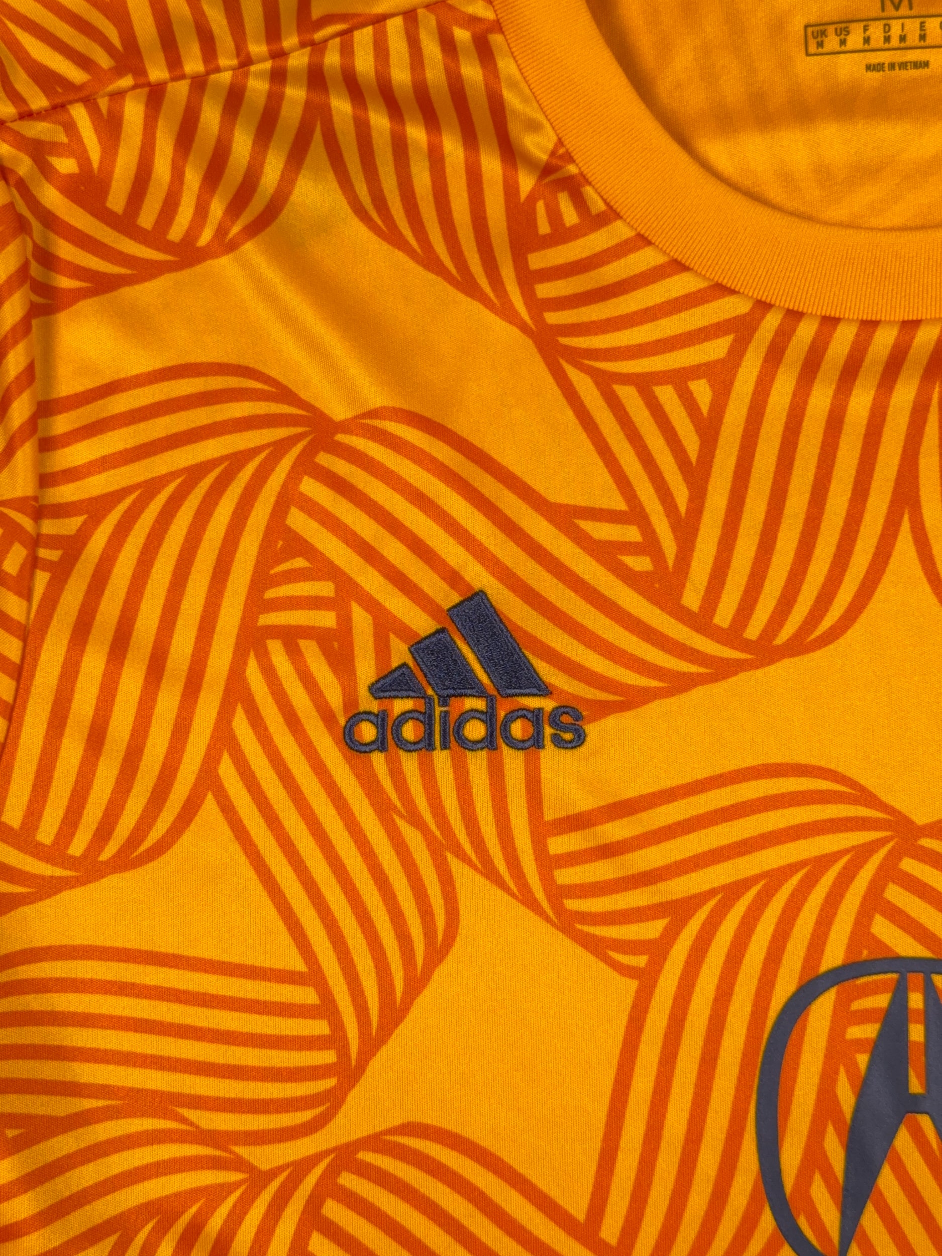 Columbus Crew 2019/20 Pre-Match Kick Cancer Shirt - M