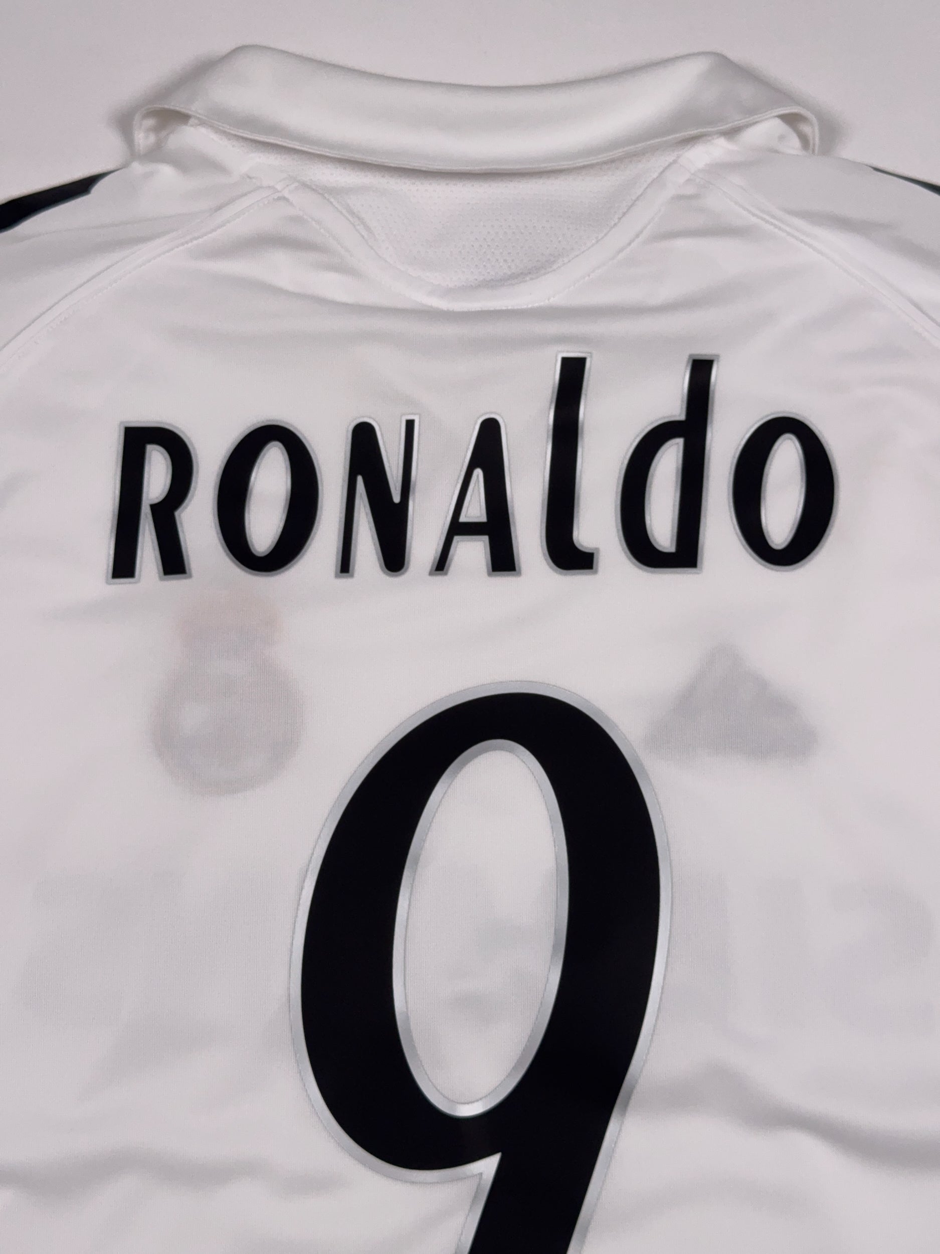 Real Madrid 2005/06 Ronaldo #9 Home Shirt - S
